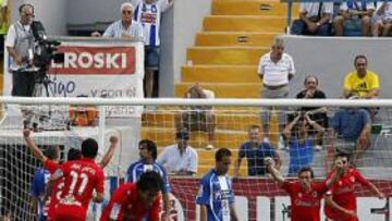 <b>EN PROPIA META. </b>El Numancia celebra el gol que se marcó Rojas en propia puerta en el minuto 27.