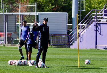 Comert, recuperado, novedad del primer entrenamiento