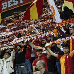 Lío en Europa League: al árbitro se le olvida expulsar a un jugador