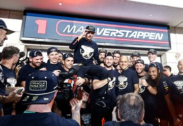 Max Verstappen de Red Bull celebra con su equipo después de ganar el campeonato.