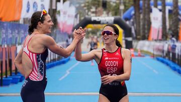 Katie Zaferes de Estados Unidos, felicita a Anna Godoy al entrar en meta.