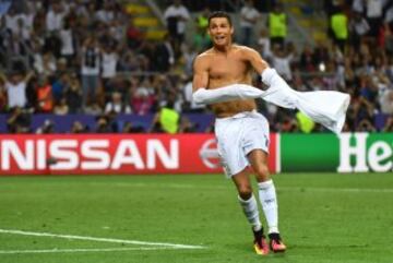 Cristiano Ronaldo celebra el quinto gol de la tanda de penaltis y la victoria durante la final de la Champions League contra el Atlético de Madrid. 