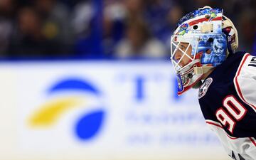 Elvis Merzlikins, de los Columbus Blue Jackets, se muestra concentrado en un momento del partido de la liga estadounidense de hockey (NHL) contra los Tampa Bay Lightning disputado en el Amalie Arena (Florida). A pesar de que el casco ciertamente podr¨ªa intimidar a los jugadores rivales, su equipo fue derrotado (4-1)