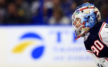 Elvis Merzlikins, de los Columbus Blue Jackets, se muestra concentrado en un momento del partido de la liga estadounidense de hockey (NHL) contra los Tampa Bay Lightning disputado en el Amalie Arena (Florida). A pesar de que el casco ciertamente podría intimidar a los jugadores rivales, su equipo fue derrotado (4-1)