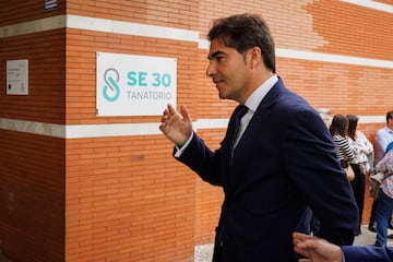 El presidente del Real Betis Balompié, Ángel Haro, llega este domingo al Tanatorio de Sevilla para dar el pésame a la familia de Manuel Ruiz de Lopera, expresidente del club verdiblanco.