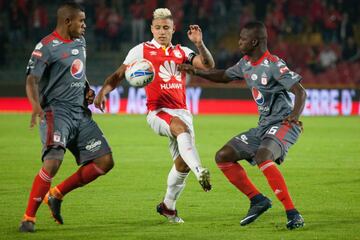 Con goles de Juan Roa, Jhon Pajoy y autogol de Eder Castañeda, Santa Fe venció al América en El Campín de Bogotá. Toma un respiro y escala en la tabla de la Liga.