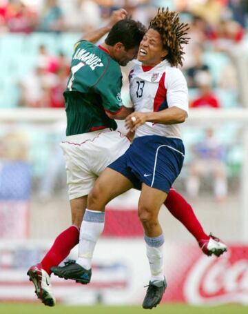 Rafa Márquez daba de qué hablar por su temperamento en estos juegos. Aquí se ganó una roja frente a Cobi Jones en el Mundial Corea-Japón 2002