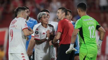 AME1332. BUENOS AIRES (ARGENTINA), 09/03/2023.- Juan Gauto (c) de Huracán reclama hoy, en un partido de la Copa Libertadores entre Huracan y Sporting Cristal en el estadio Tomás Adolfo Ducó en Buenos Aires (Argentina). EFE/ Juan Ignacio Roncoroni
