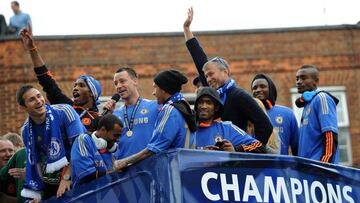 Lampard, a la izquierda, y Abramovich, de negro, durante la celebraci&oacute;n de la Champions League que conquist&oacute; el Chelsea en 2012.