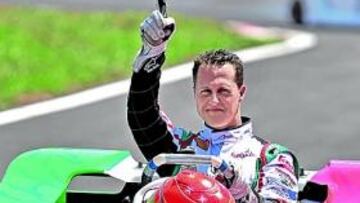 <b>POLO DE ATRACCIÓN. </b>Michael Schumacher sigue levantando pasiones allá donde va, como en una reciente carrera de karts en Brasil.