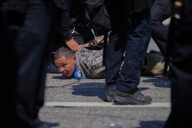 Un manifestante es detenido por la policía en el centro de Los Ángeles.