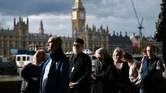 Members of the public stand in the queue as they wait in line to pay their respects to the late Queen Elizabeth II, in London on September 15, 2022.