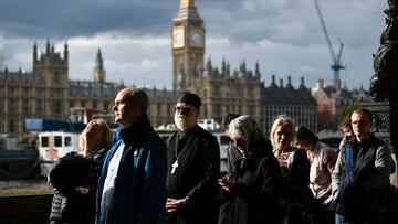 Members of the public stand in the queue as they wait in line to pay their respects to the late Queen Elizabeth II, in London on September 15, 2022.