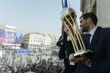 Felipe Reyes ofreciendo la Copa del Rey a los aficionados que les recibieron en la Puerta del Sol.