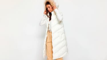 Chaleco largo para mujer. Completa tu guardarropa para este invierno con esta prenda de abrigo. Puedes elegirla en colores blanco o negro y en tallas de la S a la L. 30% de descuento, ahorra 10 euros. Compra por 21,74 euros.