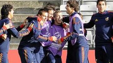 <b>UNA SELECCIÓN SONRIENTE. </b>Con este buen humor se entrenó España ayer en Aarhus.