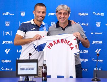 Indias, junto a Franquesa, durante su presentación. 