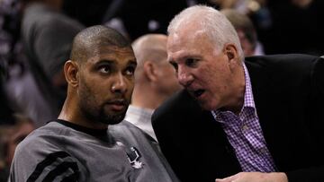 Gregg Popovich habla con Tim Duncan.