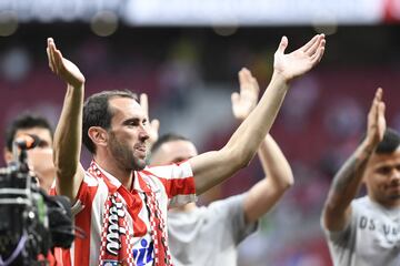 Godín recibió el homenaje de su hinchada. Le pasó el brazalete a Koke y Luiz Pereira le dio una placa con sus partidos de rojiblanco.