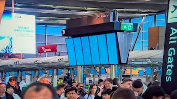 Pantallas de aeropuerto en azul. La caída del servicio informático provocó el caos en algunos aeropuertos.