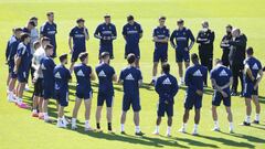 Los jugadores del Zaragoza escuchan a JIM en el entrenamiento de ayer.