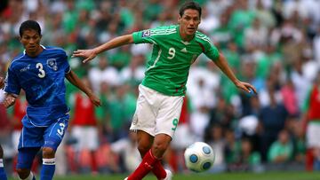 Guillermo Franco durante un partido del Tri.