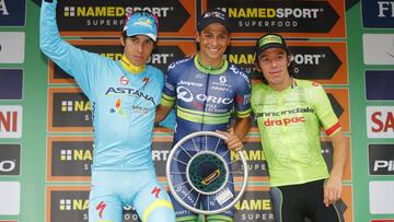 Esteban Chavez (centro), celebra con Rigoberto Uran y Diego Rosa su triunfo en el Giro de Lombardia.