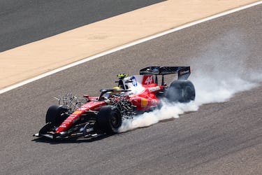 El piloto británico Lewis Hamilton, al volante del Ferrari SF-26 (44), bloquea una rueda al frenar durante el primer día de pruebas de F1.