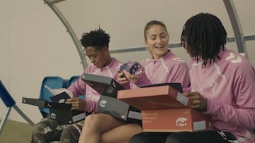 Las futbolistas del Eibar, recibiendo las botas de Liga F.