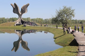 El Campo de concentracin de Jasenovac fue el mayor campo de exterminio del Estado Independiente de Croacia (estado ttere de la Alemania Nazi) durante la Segunda Guerra Mundial. El campo fue creado por el rgimen fascista croata en agosto de 1941 y desmantelado en abril de 1945. En Jasenovac, el mayor nmero de vctimas fueron los serbios, a quienes Ante Paveli?, dictador croata, consideraba los principales opositores del pas. En el campo tambin perecieron judos, eslovenos, gitanos, musulmanes bosnios,? comunistas y un gran nmero de partisanos de Tito.?

Jasenovac se encontraba a orillas del ro Sava. El campo tambin inclua extensos terrenos en Donja Gradina directamente cruzando el ro Sava, un campo de concentracin para ni?os en Sisak, al noroeste, y el campo de concentracin de mujeres de Stara Gradi?ka, al sureste.

La cifra de vctimas es muy disputada por la falta de documentacin detallada. El nmero mnimo comnmente aceptado es de 85 000, sin tener en cuenta las 28 000 personas que murieron de camino al campo ni las asesinadas en sus alrededores.? Est considerado uno de los campos de exterminio ms crueles de todos los tiempos.? De ser ciertas las estimaciones mximas, esas cifras lo convertiran en el tercero en el mundo por nmero de vctimas. 