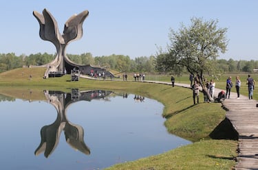 El Campo de concentración de Jasenovac fue el mayor campo de exterminio del Estado Independiente de Croacia (estado títere de la Alemania Nazi) durante la Segunda Guerra Mundial. El campo fue creado por el régimen fascista croata en agosto de 1941 y desmantelado en abril de 1945. En Jasenovac, el mayor número de víctimas fueron los serbios, a quienes Ante Pavelić, dictador croata, consideraba los principales opositores del país. En el campo también perecieron judíos, eslovenos, gitanos, musulmanes bosnios,​ comunistas y un gran número de partisanos de Tito.​

Jasenovac se encontraba a orillas del río Sava. El campo también incluía extensos terrenos en Donja Gradina directamente cruzando el río Sava, un campo de concentración para niños en Sisak, al noroeste, y el campo de concentración de mujeres de Stara Gradiška, al sureste.

La cifra de víctimas es muy disputada por la falta de documentación detallada. El número mínimo comúnmente aceptado es de 85 000, sin tener en cuenta las 28 000 personas que murieron de camino al campo ni las asesinadas en sus alrededores.​ Está considerado uno de los campos de exterminio más crueles de todos los tiempos.​ De ser ciertas las estimaciones máximas, esas cifras lo convertirían en el tercero en el mundo por número de víctimas. 