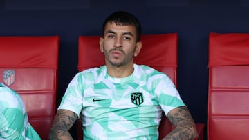 MADRID, 04/10/2023.- El argentino del Atlético de Madrid Angel Correa en el banquillo ante el Feyenoord, durante el partido del grupo E de la fase de grupos de la Liga de Campeones, este miércoles en el Estadio Cívitas Metropolitano de Madrid.- EFE/ Sergio Pérez
