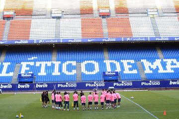 Simeone dando dando una charla al grupo. 