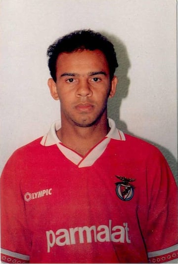 Delantero que tuvo pasos por Gremio, Corinthians, Santos y Benfica. En Chile jugó por Palestino y anotó 7 goles en 13 partidos.