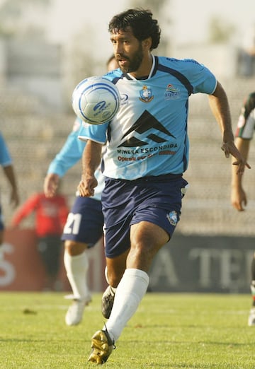 El retirado zaguero surgió en Antofagasta y alcanzó relevancia con Colo Colo, pero en su regreso actuó por Universidad de Chile.