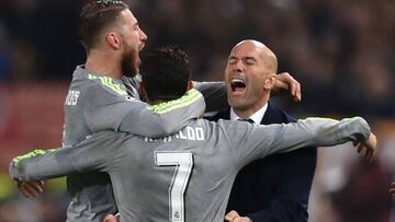 Ramos y Cristiano abrazan a Zidane.