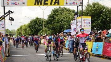 Matteo Malucelli, del Androni-Giocattoli, celebra su victoria al esprint en la primera etapa de la Vuelta al T&aacute;chira 2021 en El Vig&iacute;a.