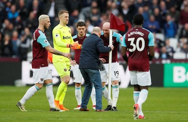 Tras la derrota de 0-3 ante el Burnley, seguidores de los Hammers ingresaron al campo para recriminar a sus jugadores.