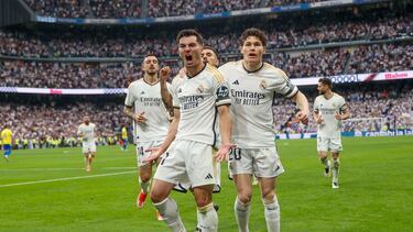 MADRID, 04/05/2024.- El centrocampista del Real Madrid Brahim Díaz (c) celebra junto a sus compañeros tras anotar el 1-0 durante el partido de la jornada 34 de la Liga EA Sports que disputan Real Madrid y Cádiz en el estadio Santiago Bernabéu en Madrid. EFE/Rodrigo Jiménez