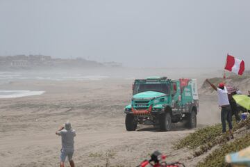 Tercera etapa entre San Juan de Marcona y Arequipa. El argentino Federico Villagra conduce su vehículo Iveco.