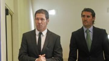 COMPAÑEROS. Simeone se reunió con Caminero, director deportivo rojiblanco, en el Calderón.
