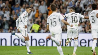 MADRID, 01/11/2025.- El delantero del Real Madrid Kylian Mbappé (2d) celebra su gol, primero del equipo blanco, durante el partido de la jornada 11 de LaLiga que Real Madrid y Valencia CF disputan este sábado en el estadio Santiago Bernabéu. EFE/Javier Lizón