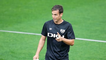 Íñigo Pérez en un entrenamiento con el Rayo Vallecano.