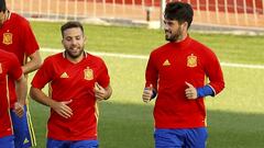 Jordi Alba sonr&iacute;e junto a Isco en el entrenamiento de la Selecci&oacute;n.