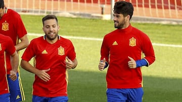 Jordi Alba sonríe junto a Isco en el entrenamiento de la Selección.
