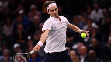 Roger Federer devuelve una bola a Novak Djokovic en las semifinales del Rolex Paris Masters.
