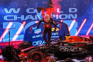 El piloto holandés de Red Bull Racing, Max Verstappen, celebra su tercer título mundial después de la carrera al esprint previa al Gran Premio de Fórmula Uno de Qatar en el Circuito Internacional de Losail.