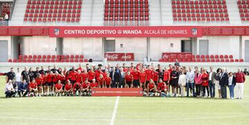 Los jugadores del Atlético de Madrid y las jugadoras del equipo femenino han posado juntos en las instalaciones deportivas de Alcalá de Henares. 