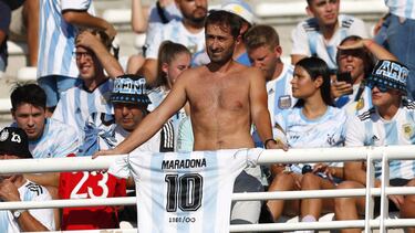 Aficionado con la camiseta de Diego Maradona.
