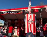 Reventa se hace presente en bienvenida de Chicharito con Chivas